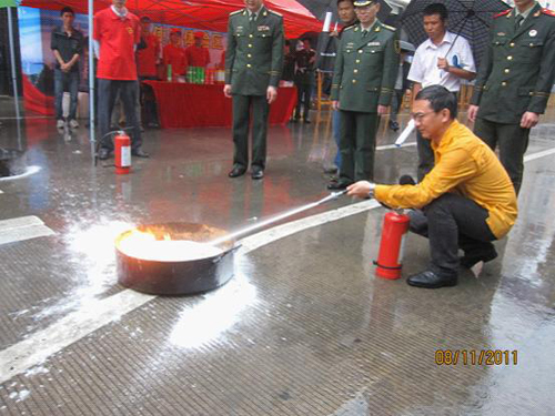 中央电视台主持人郎永淳，在福建省消防总队总队长现场灭火示范后，也兴致勃勃地用一泰的手提式MPZ/3水基型灭火器，体验了灭火的全过程。
