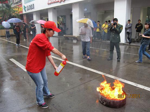 在中央电视台采访现场，一泰消防志愿者还应邀在雨中作了灭油盘火演示。